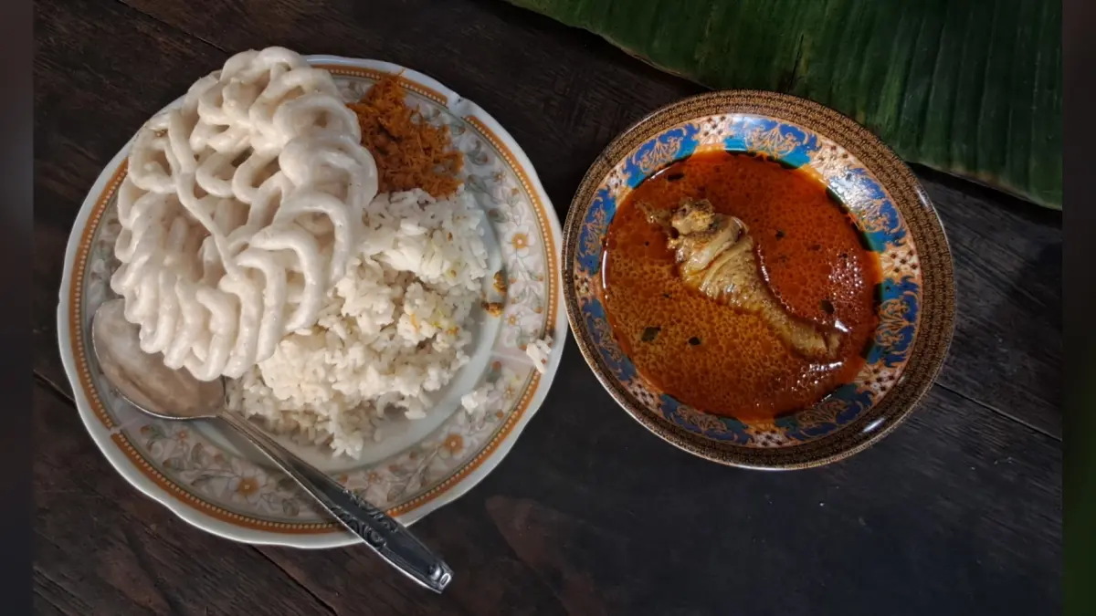 Menu kare ayam di warung Umar Hardianto dan Saminten. (Gamal A/Radar Lamongan) 