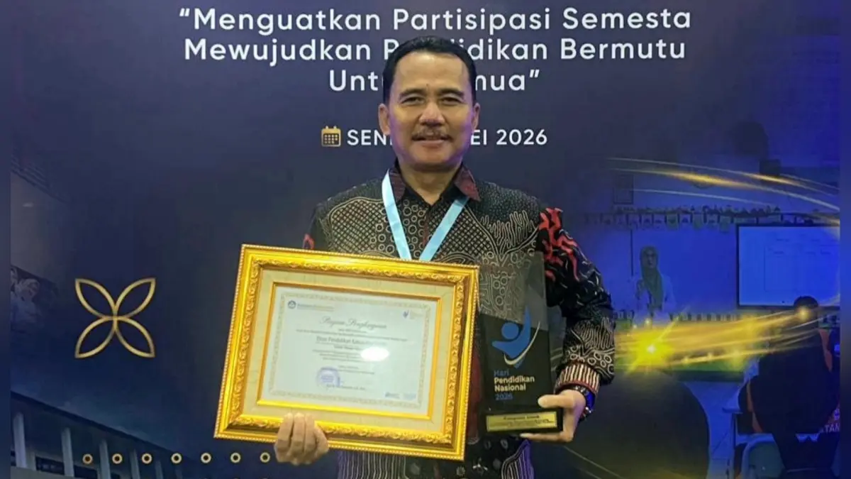 Kepala Dinas Pendidikan Kabupaten Gresik, Dr. S. Hariyanto, menyampaikan rasa syukur dan bangga usai menerima penghargaan yang diserahkan langsung oleh Mendikdasmen RI Abdul Mu’ti. (Istimewa/Radar Lamongan) 