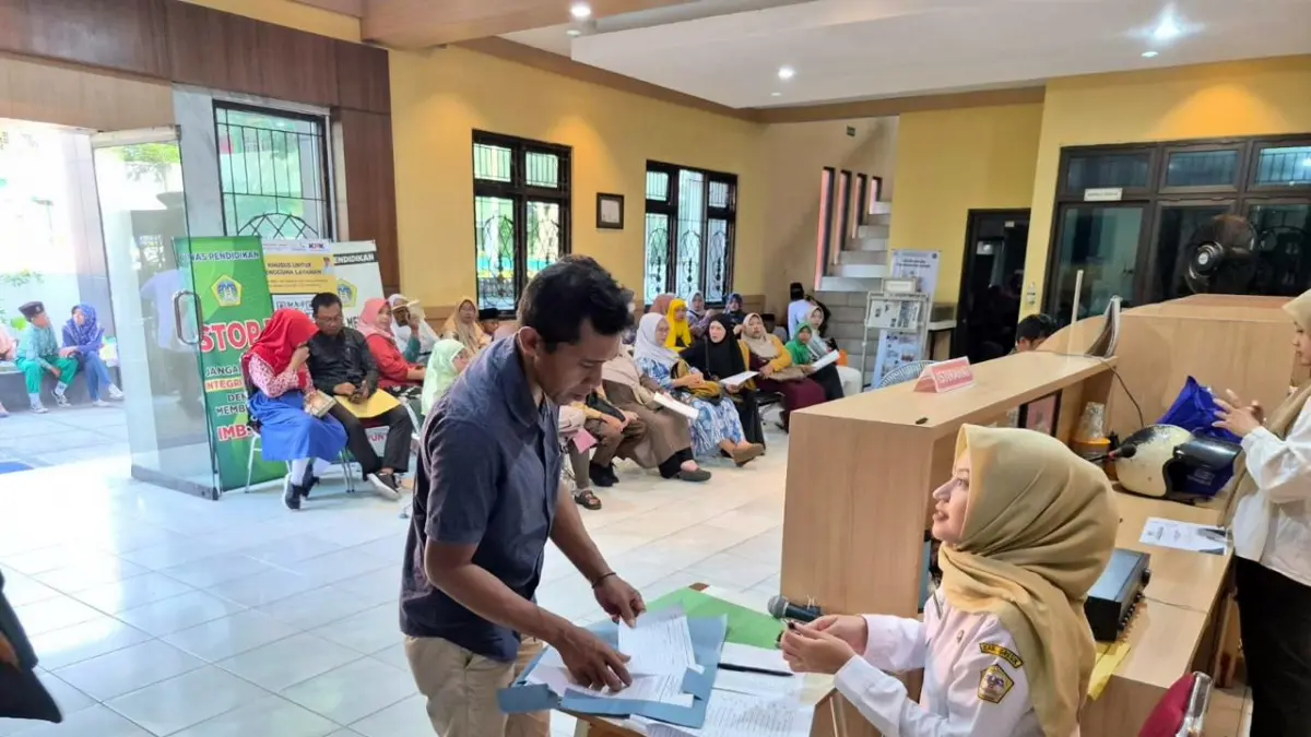 PELAYANAN PUBLIK : Pegawai Dinas Pendidikan Gresik saat sedang melayani masyarakat. (Istimewa/Radar Lamongan) 