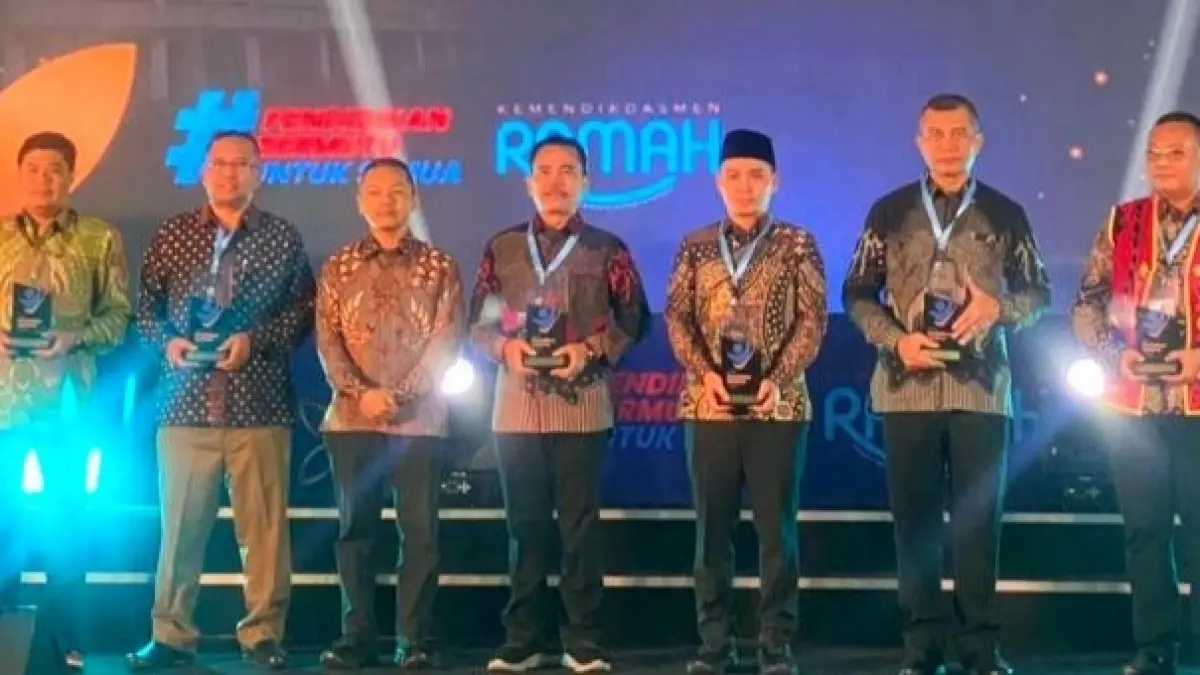 TERBAIK TIGA NASIONAL : Dinas Pendidikan Kabupaten Gresik berhasil meraih penghargaan dari Kementrian Pendidikan Dasar Republik Indonesia. (Istimewa/Radar Lamongan)