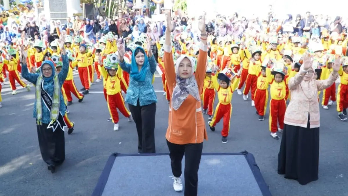 Bunda PAUD Lamongan melaksanakan senam bersama ratusan anak PAUD, dalam acara Gebyar PAUD Lamongan 2026. (ISTIMEWA/RADAR LAMONGAN)