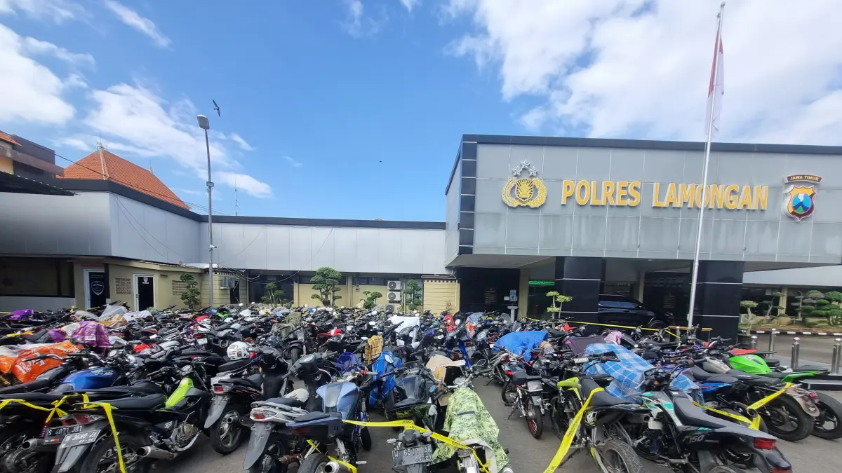 BELUM STANDAR: motor — motor yang diamankan di Mapolres Lamongan. Sebagian di antaranya karena knalpot brong.&nbsp;(Gamal A/Radar Lamongan) 