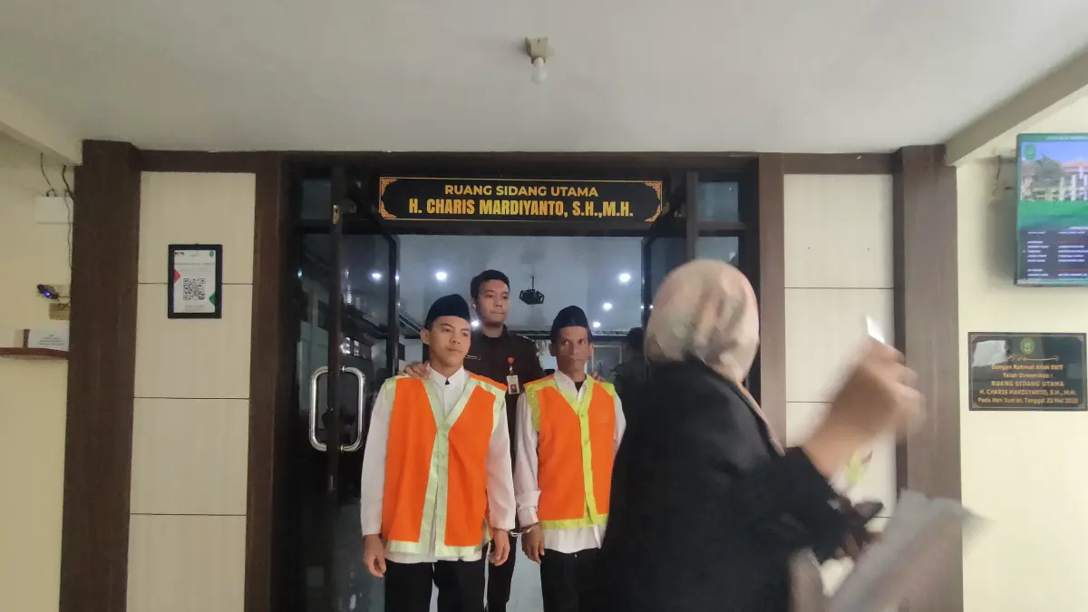 BERSERAGAM ORANYE: Para pencuri kapal tanker menjalani sidang putusan di Pengadilan Negeri Lamongan. (Ahmad Asip/Radar Lamongan) 