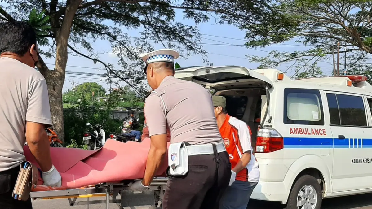DIEVAKUASI: Mayat korban diangkut ke ambulans. (IST/RDR.LMG)