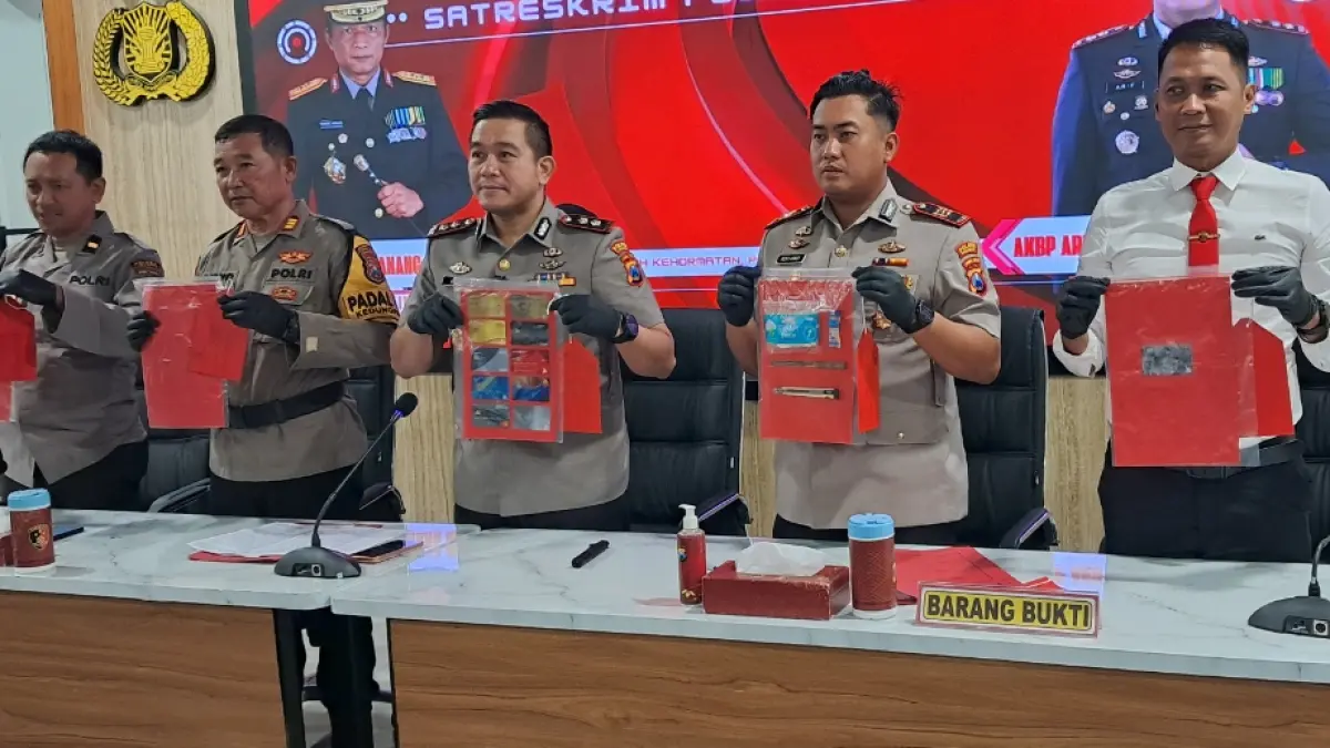 Kapolres Lamongan menunjukkan barang bukti yang digunakan tersangka komplotan ganjal ATM beraksi. (ISTIMEWA/RADAR LAMONGAN)
