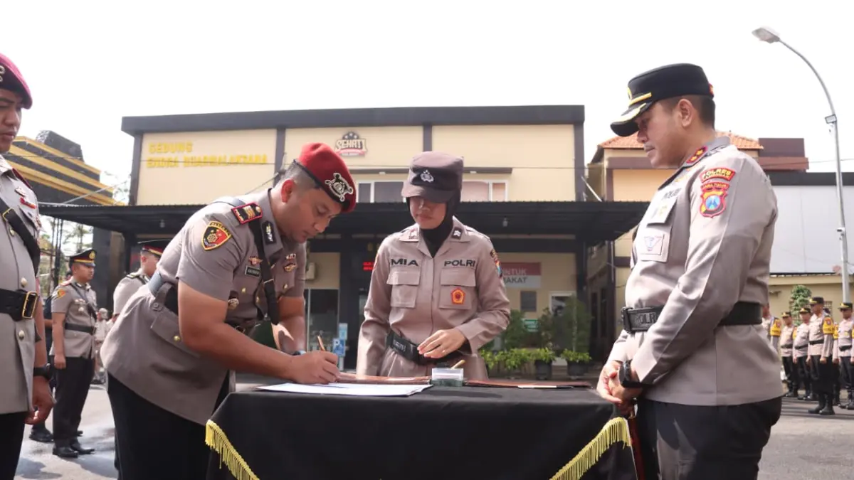 PENYEGARAN: Kapolres Lamongan, AKBP Arif Fazlurrahman, menyaksikan penandatanganan serah terima jabatan di halaman mapolres setempat.&nbsp;(Gamal A/Radar Lamongan) 