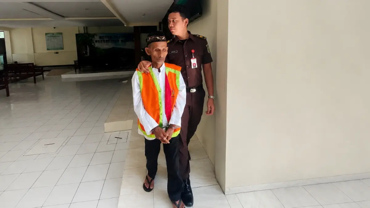 Sampun, terdakwa pembunuh anak kandungnya sendiri, Sumarto divonis 11 tahun penjara. (AHMAD ASIP/RADAR LAMONGAN)