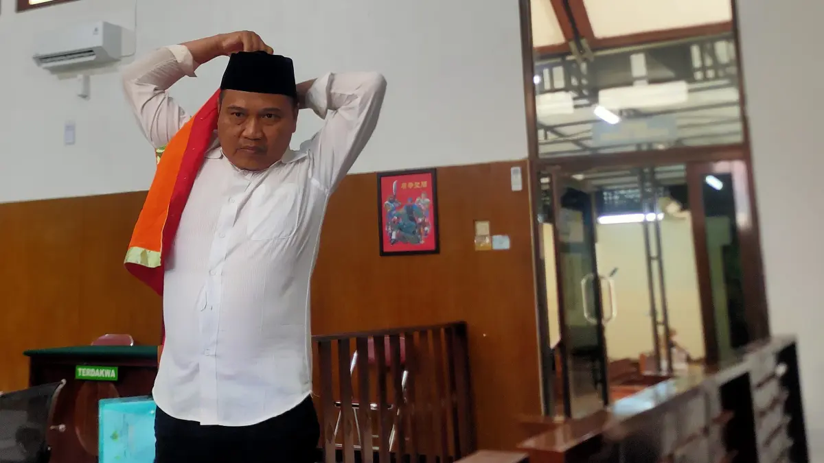 TERBUKTI BERSALAH: Kustiaji di Pengadilan Negeri Lamongan. Dia kemarin dinyatakan terbukti melakukan tindak pidana penggelapan motor sebagaimana dalam dakwaan alternatif kedua. (Ahmad Asip/Radar Lamongan) 