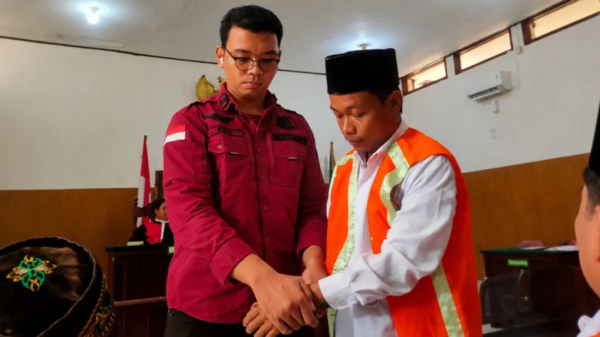 Terdakwa peredaran narkotika, Indra Dwi Kurniawan menjalani sidang di Pengadilan Negeri Lamongan. (AHMAD ASIP/RADAR LAMONGAN)