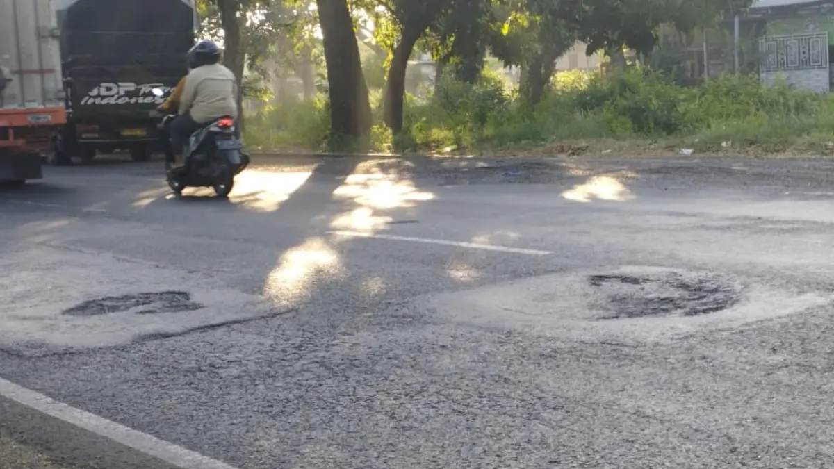 Beberapa lubang dan gundukan mewarnai jalan nasional Lamongan - Babat, yang banyak dikeluhkan pengguna jalan.&nbsp;(GAMAL AYATULLAH/RADAR LAMONGAN)
