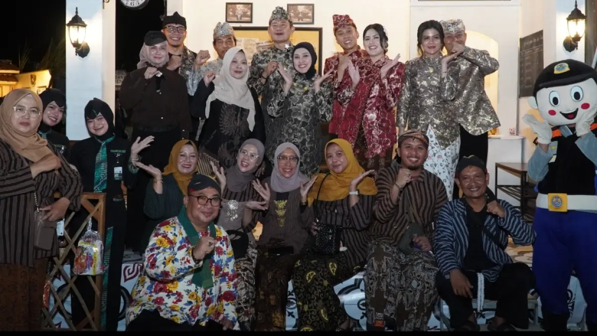 Bupati Yes dan istri didampingi Wabup Dirham dan istri foto di salah satu stan OPD di Lamongan Tempo Doeloe. (DOK. HUMAS KOMINFO LAMONGAN/RADAR LAMONGAN)