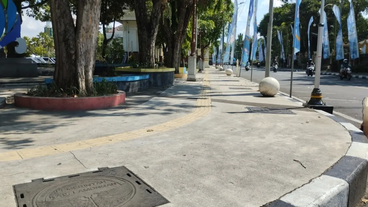 DIPERBAIKI: Salah satu titik troatoar di Alun — Alun Kota Lamongan. (Rika Ratmawati/Radar Lamongan) 