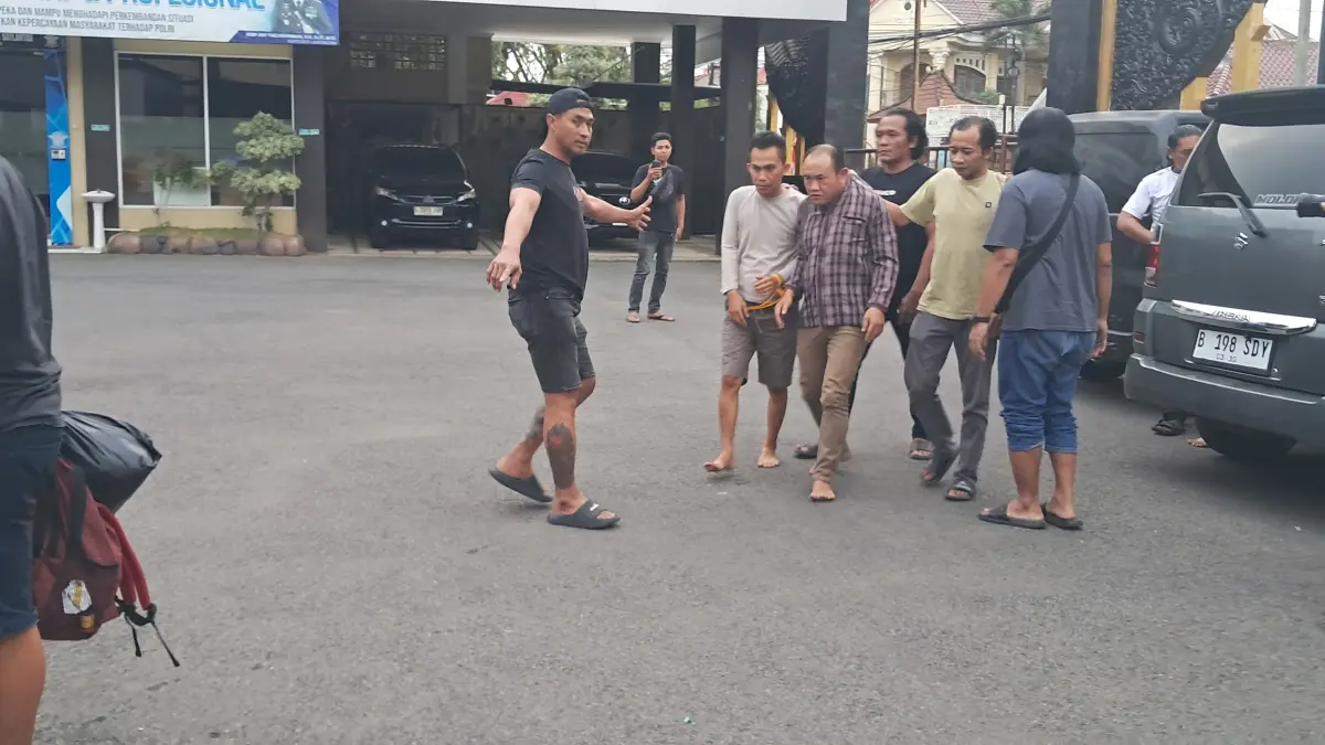 KIRIM SPDP KE KEJARI: Lima tersangka kasus pembobolan mesin ATM.&nbsp;(Gamal A/Radar Lamongan) 
