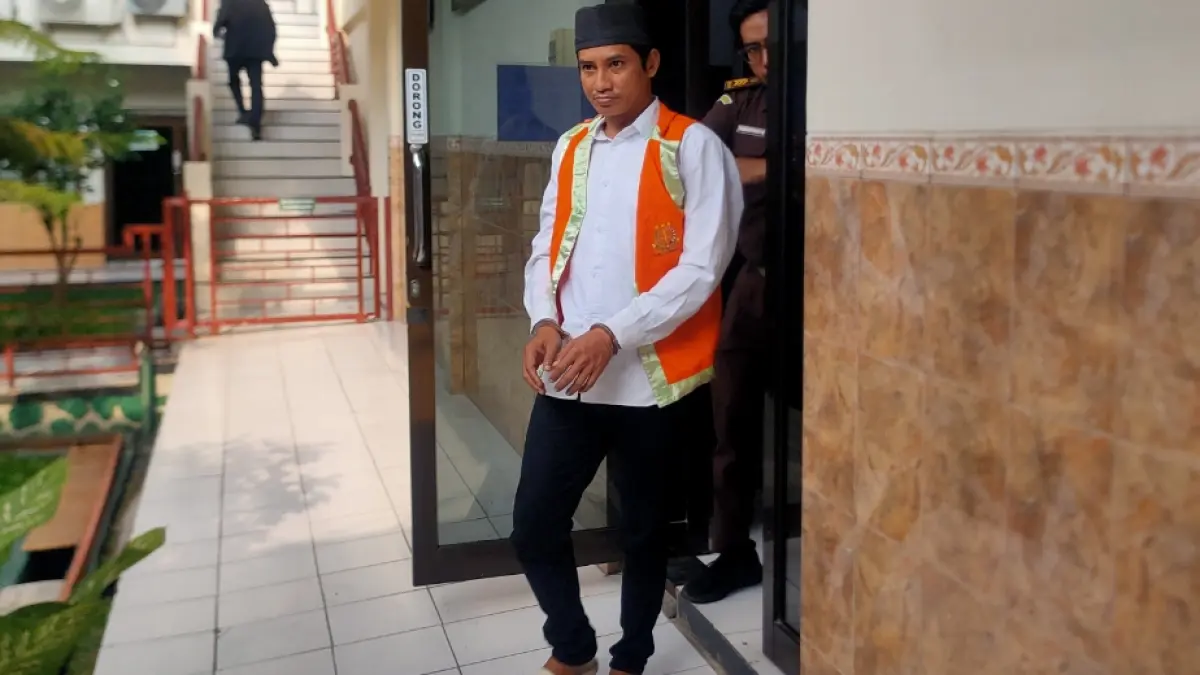 Terdakwa curanmor di Desa/ Kecamatan Glagah, Edy Purwanto menjalani sidang pembacaan tuntutan di PN Lamongan. (AHMAD ASIP/RADAR LAMONGAN)