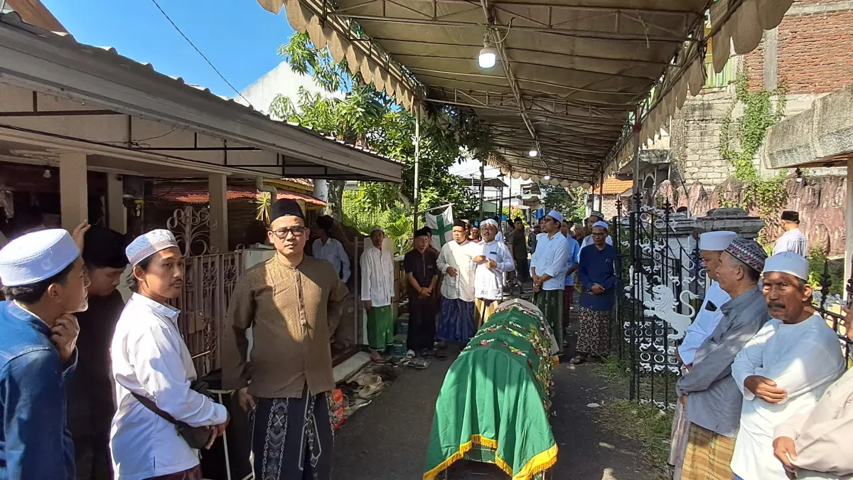 BERPULANG: Jenazah KH. Abdul Aziz Khoiri di rumah duka, lingkungan Kranggan, Kelurahan Sidokumpul, Lamongan. Insert foto sang kiai semasa hidup.&nbsp;(Gamal A/Radar Lamongan) 