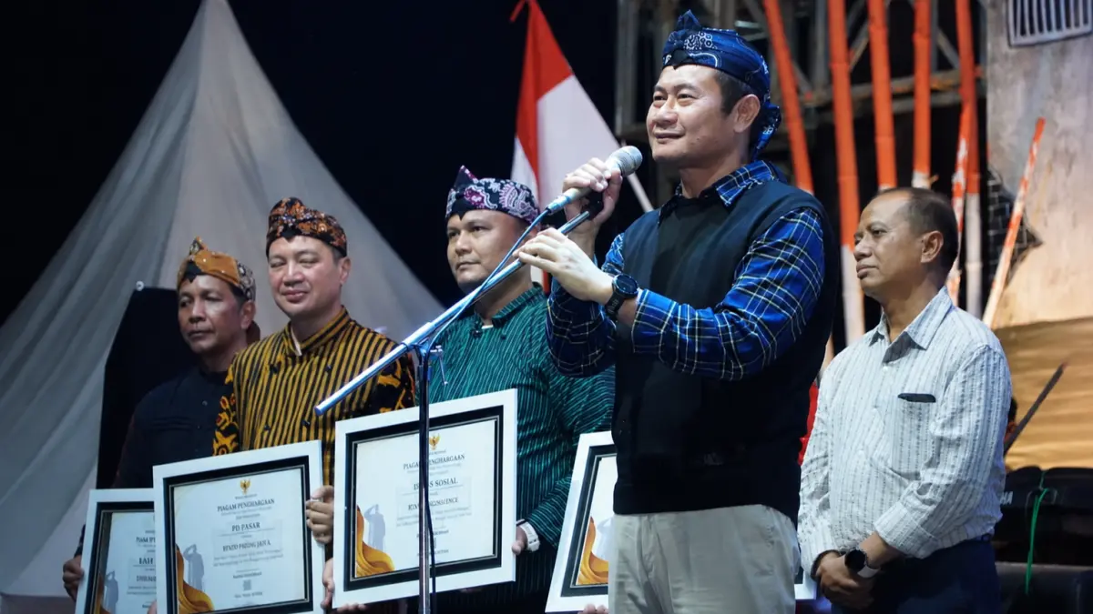 Bupati Yes merasa bahagia melihat antusiasme masyarakat memadati Lamongan Tempo Doeloe. (ISTIMEWA/RADAR LAMONGAN)