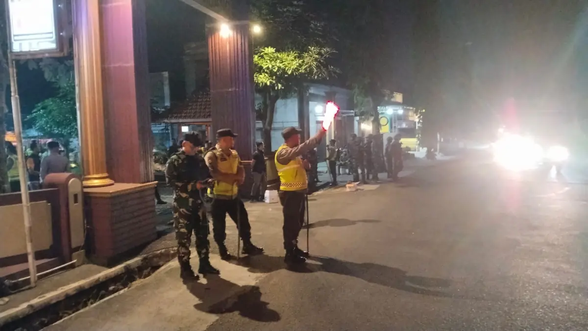 Petugas melakukan pengamanan pada aksi konvoi liar yang meresahkan masyarakat Kecamatan Ngimbang. (ISTIMEWA/RADAR LAMONGAN)