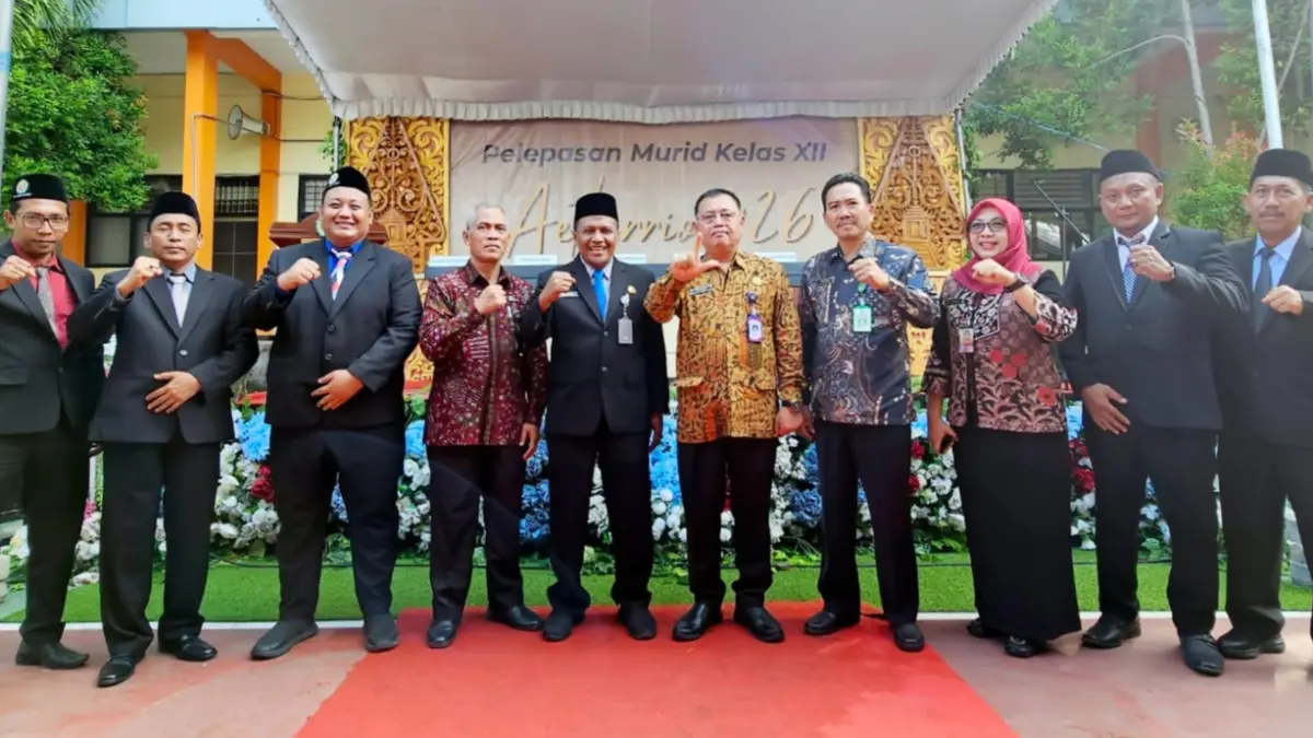 Momen kebersamaan Kepala Sekolah, Komite sekolah, dewan Guru dan Kepala Cabang Dinas Pendidikan Wilayah Kabupaten Lamongan dalam acara Pelepasan Siswa Kelas XII SMAN 1 Babat. Acara terasa spesial dengan raihan prestasi luar biasa, sebanyak 176 siswa SMAN 1 Babat berhasil lolos ke PTN. (ISTIMEWA/RADAR LAMONGAN)
