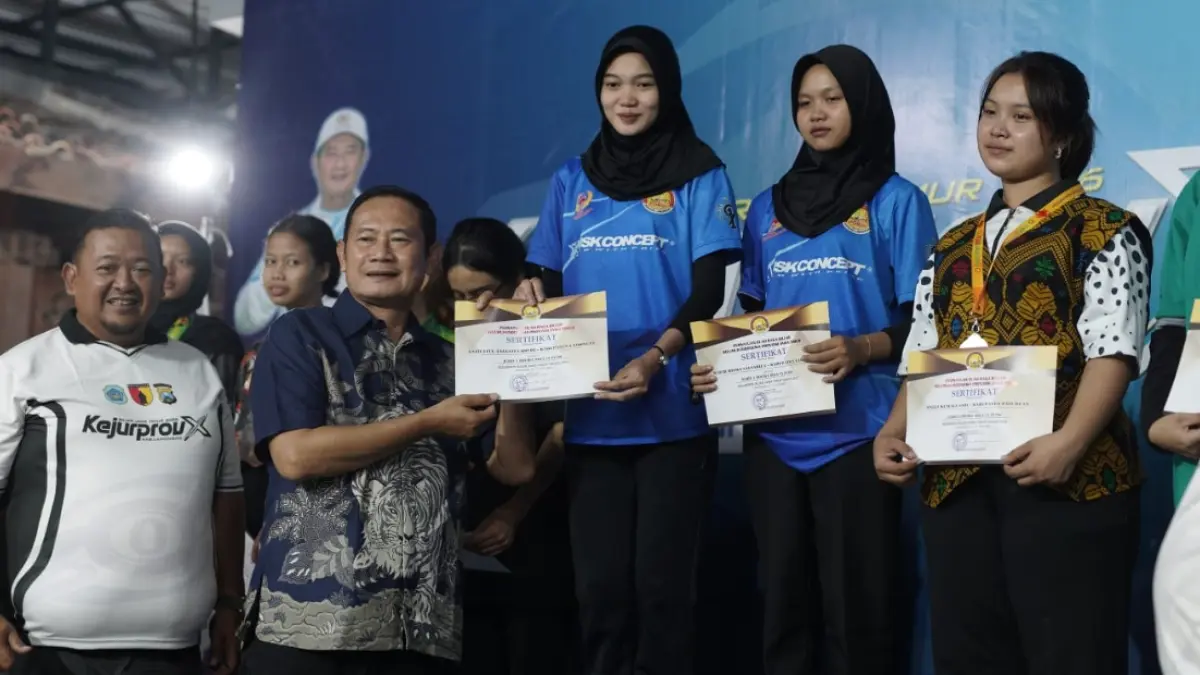 Bupati Yes didampingi Ketua Umum POBSI Lamongan, Kartika Asianto Undoyoko menyerahkan piagam pada juara kejurprov. (ISTIMEWA/RADAR LAMONGAN)