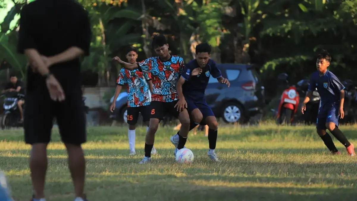 PERSIAPAN PIALA SOERATIN : Tim Persibi U-17 saat menjamu Persela U-17 di Lapangan Resotruno Desa Pacul, Bojonegoro. (IRVAN)