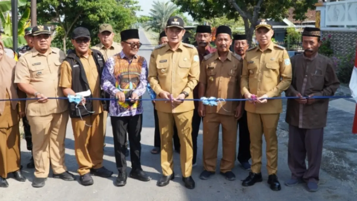 Bupati Yes bersama Wabup Dirham didampingi Perwakilan Diaspora Imam dan kepala desa saat meresmikan jalan poros Desa Maindu Kecamatan Kedungpring, Selasa (30/6). (DOK. HUMAS KOMINFO LAMONGAN/RADAR LAMONGAN)