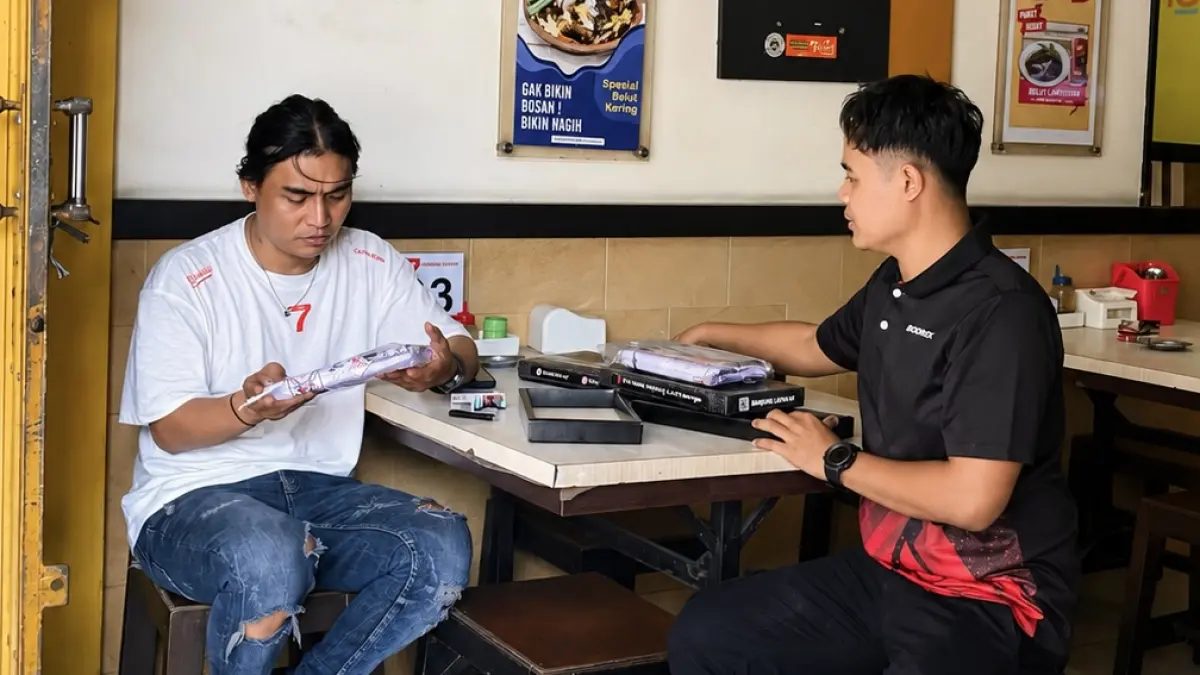 Charly Van Houtten memilih model sarung yang disukai. (IG @SEJUTAUMAT.LMG) 