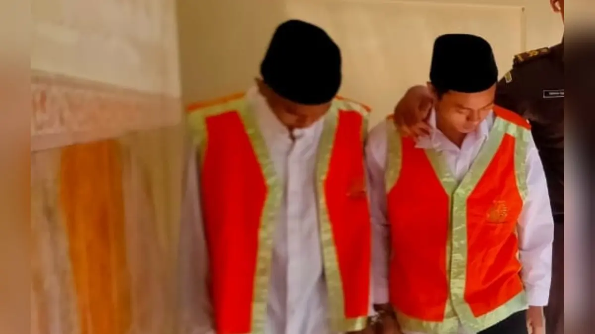 DIVONIS BERSALAH: M Alfi dan Reggy Yuan di Pengadilan Negeri Lamongan karena kasus penganiayaan.&nbsp;(Istimewa/Radar Lamongan) 