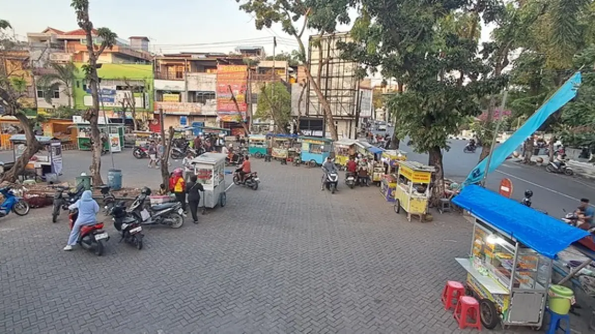 MASUK KE HALAMAN PASAR TINGKAT: PKL yang biasanya mangkal di trotoar mulai kemarin dipindahkan ke halaman Pasar Baru Lamongan.&nbsp;(Gamal A/Radar Lamongan) 