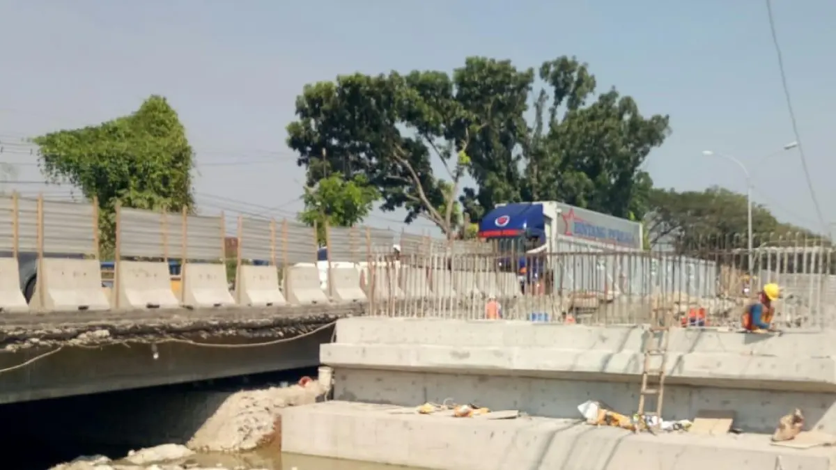 Pembangunan sisi utara jembatan jalan nasional Desa Kesambi, Kecamatan Pucuk terus dikebut. (ISTIMEWA/RADAR LAMONGAN)