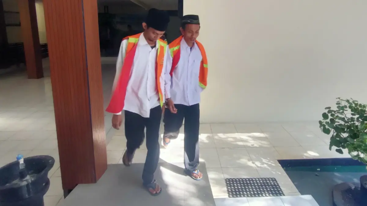Pengedar SS asal Kecamatan Sambeng, Danang Fari Yogi, 27, dan Jaka Alambara, 28, menjalani sidang di PN Lamongan. (AHMAD ASIP/RADAR LAMONGAN)