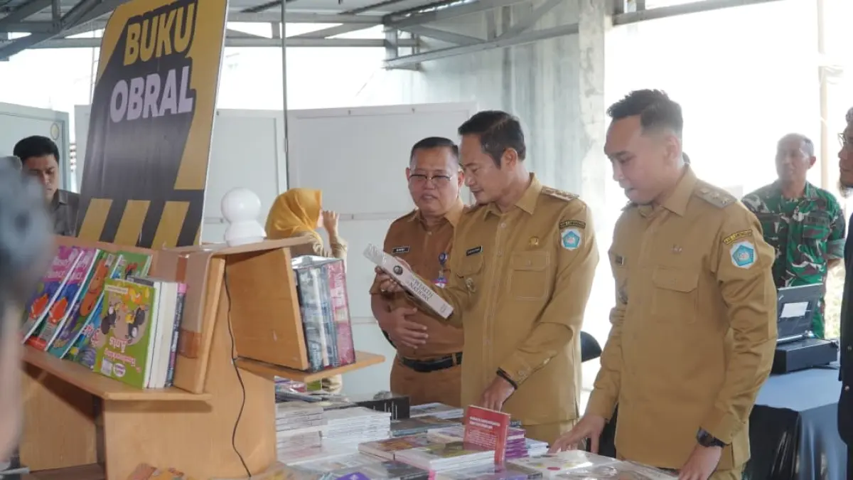 SUMBER INFORMASI: Bupati Yes melihat buku bacaan di Festival Literasi Lamongan Pusta Raya 2026 di halaman Dinas Kearsipan dan Perpustakaan Daerah Lamongan. (Humas Kominfo/Radar Lamongan) 
