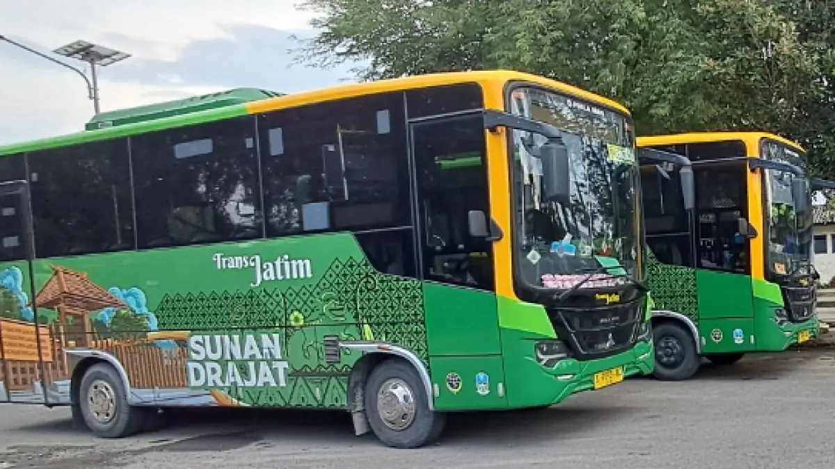 Armada bus Trans Jatim koridor tujuh yang melayani rute perjalanan Lamongan-Paciran. (GAMAL AYATULLAH/RADAR LAMONGAN)