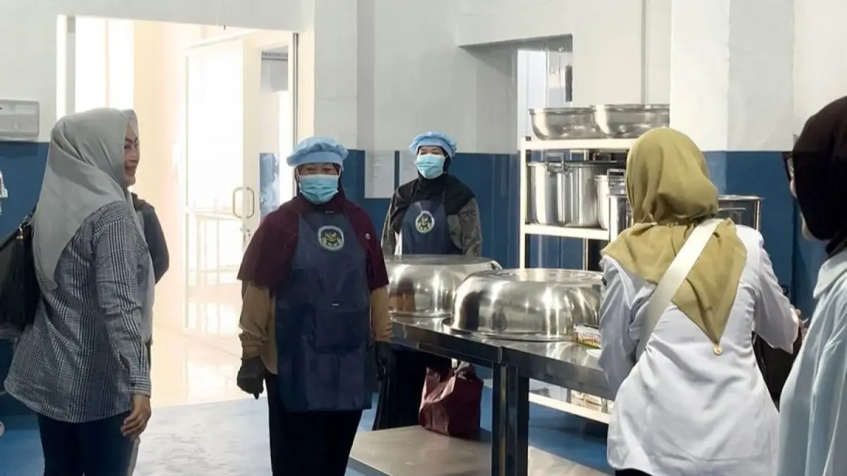 GUNAKAN ALAT STANDAR MBG DAN MODERN: Kunjungan tim verifikator SLHS dari Dinkes Lamongan di SPPG SRG Tlogoanyar.&nbsp;(Istimewa/Radar Lamongan) 