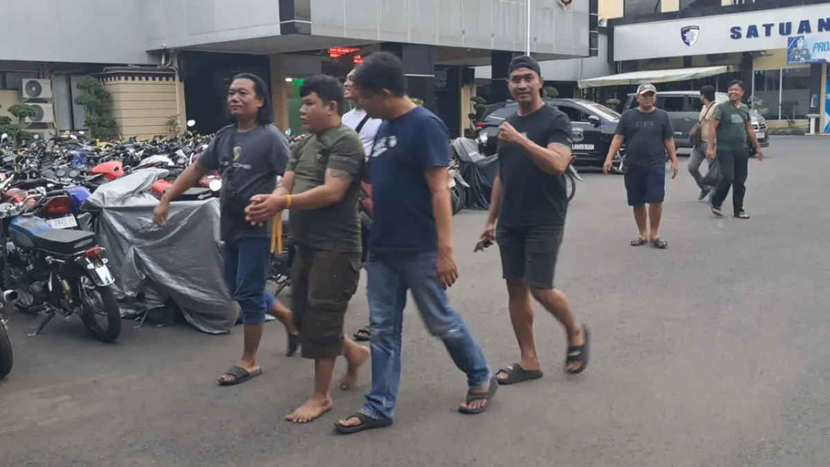 PERPANJANG PENAHANAN: Lima tersangka kasus pembobolan mesin ATM. (Gamal A/Radar Lamongan) 