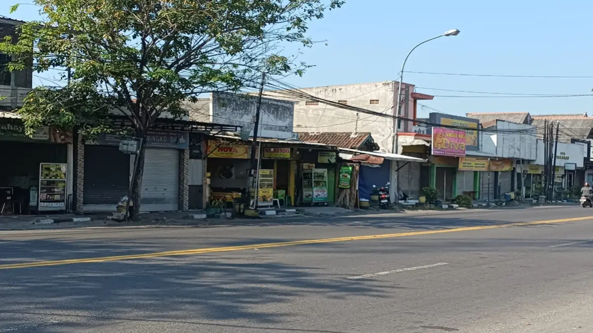 SENTRA WINGKO : Kios penjualan wingko berjejer di Jalan Panglima Surdirman Lamongan. (Istimewa/Radar Lamongan) 
