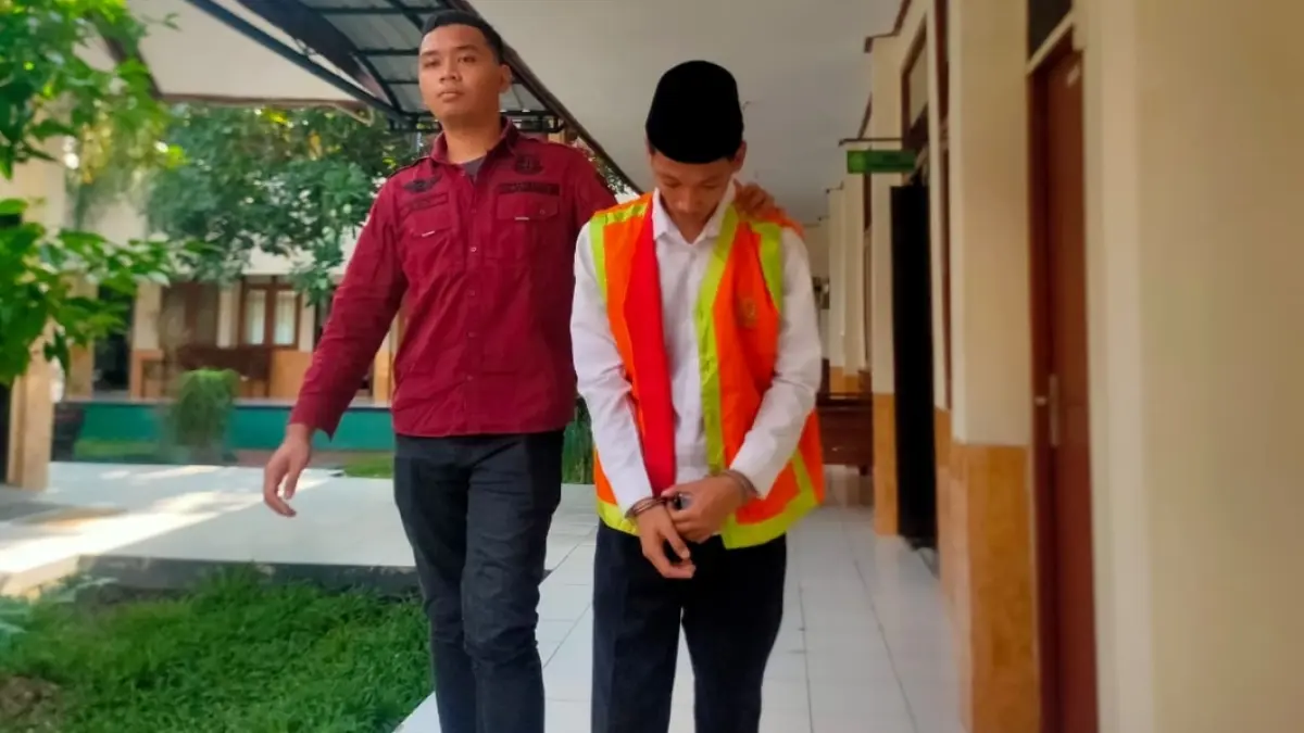 Terdakwa penyalahgunaan narkotika, Aldino Prima Duta, 22, menjalani sidang di PN Lamongan. (AHMAD ASIP/RADAR LAMONGAN)