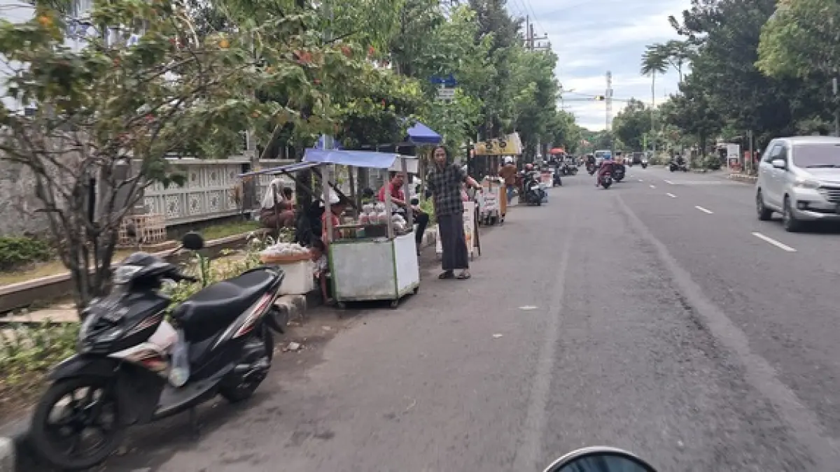 DIDATA SATPOL PP: PKL di Jalan Basuki Rahmad Lamongan kian menjamur. (Gamal A/Radar Lamongan)&nbsp;