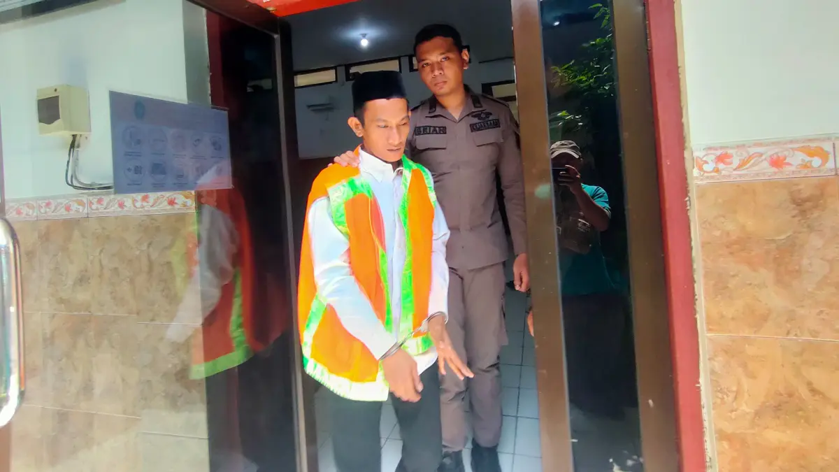 DITUNTUT TUJUH TAHUN: Moh Imam Muhlisin menjalani sidang kasus peredaran sabu di Pengadilan Negeri Lamongan. (Ahmad Asip/Radar Lamongan)