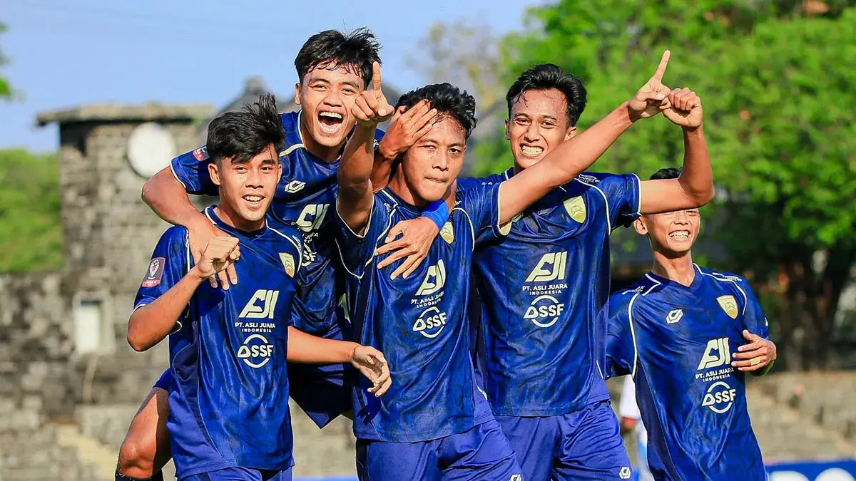 NAIK KASTA: Para pemain Pasuruan United yang bergembira setelah mencetak gol. (Foto: Pasuruan United for Jawa Pos Radar Bromo)