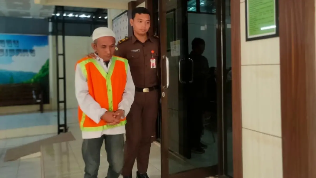 Terdakwa curat Wahyu Firmanto divonis lebih ringan dari tuntutan JPU. (AHMAD ASIP/RADAR LAMONGAN)