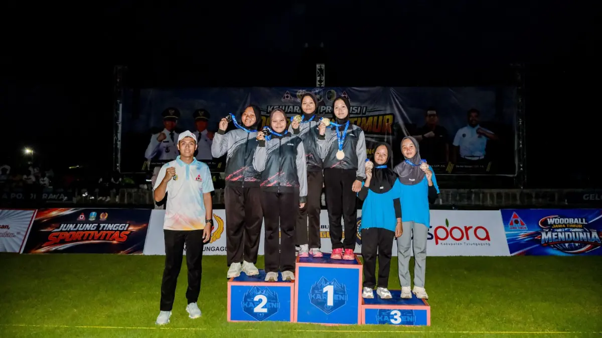NAIK PODIUM TERATAS: Yunita Anggraini Prianka bersama Putri Vanessa meraih medali emas women double stroke KU-15 Kejurprov 2026. (Istimewa/Radar Lamongan) 