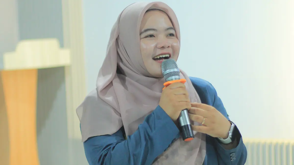SERING JADI MC: Evi Rachmawati, mahasiswi Unisla Lamongan. (IST/RDR.LMG)