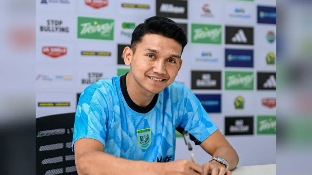 SUDAH DIPERKENALKAN: Striker Persela Dendy Sulistyawan di Stadion Surajaya Lamongan.&nbsp;(IG @PERSELAFC/RDRLMG)