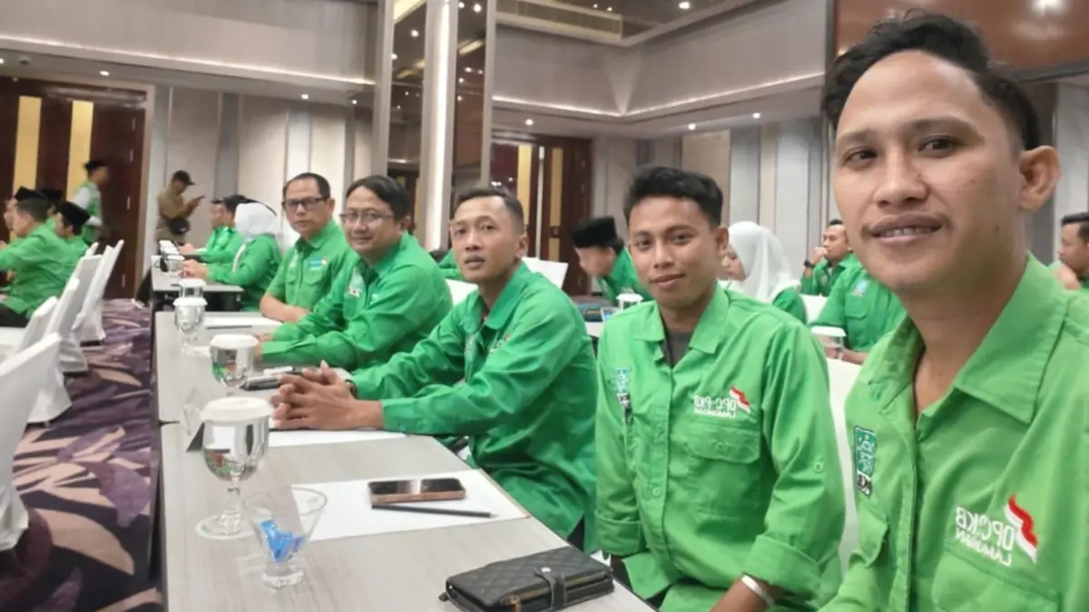 Abdul Ghofur bersama sejumlah pengurus DPC PKB Lamongan menerima SK dari DPP PKB. (ISTIMEWA/RADAR LAMONGAN)&nbsp;