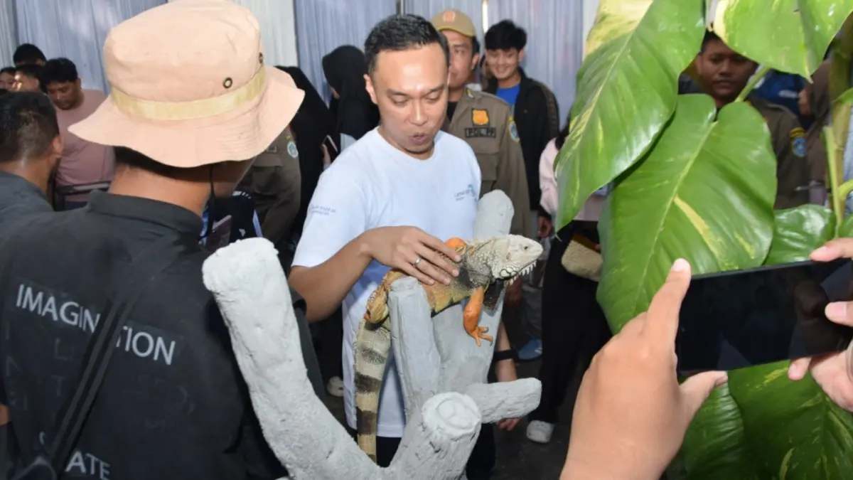 Wabup Dirham meninjau pameran hewan eksotis dalam rangka jalan sehat hewan kesayangan. (DOK. HUMAS KOMINFO LAMONGAN/RADAR LAMONGAN)