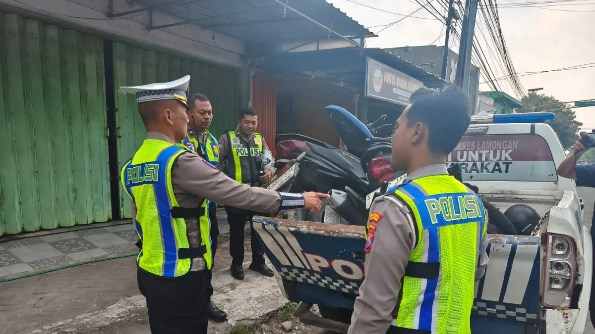 BARANG BUKTI: Dua motor yang terlibat kecelakaan di Jembatan Made diangkut menggunakan mobil petugas.&nbsp;(Gamal A/Radar Lamongan) 