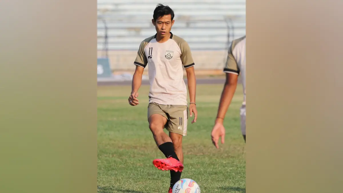CARI KLUB BARU: Ahmad Birrul Walidain kembali harus merantau untuk tetap berkiprah di persepakbolaan nasional.&nbsp;(Dok/Radar Lamongan) 