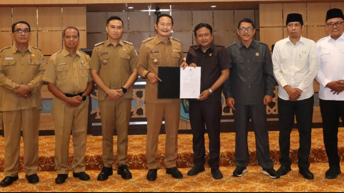 Ketua DPRD Lamongan, Mukhammad Freddy Wahyudi bersama pimpinan DPRD Lamongan foto bersama Bupati Yes didampingi jajaran, usai penandatanganan berita acara dan penyerahan berkas. (AHMAD ASIP/RADAR LAMONGAN)