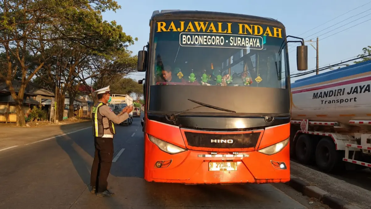 Selama pembangunan jembatan jalan nasional di Desa Kesambi, petugas telah menindak sekitar enam sopir bus yang menyerobot lajur berlawanan. (ISTIMEWA/RADAR LAMONGAN)&nbsp;