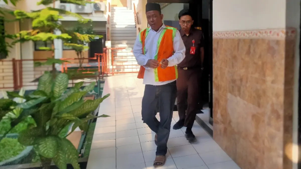 Terdakwa peredaran SS, Moh. Farid divonis lebih ringan dari tuntutan JPU. (AHMAD ASIP/RADAR LAMONGAN)